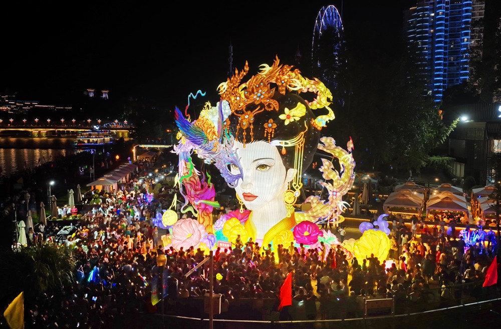 女儿节美景: 女皇彩灯.jpg