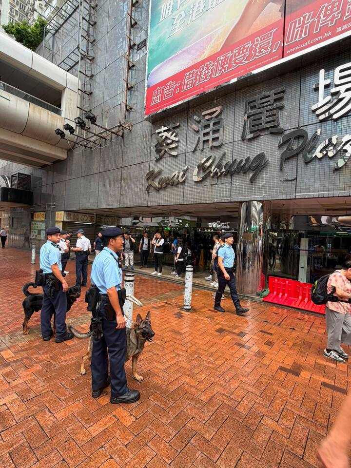 葵青警區、警犬隊於葵青廣場外高調巡邏.jpg