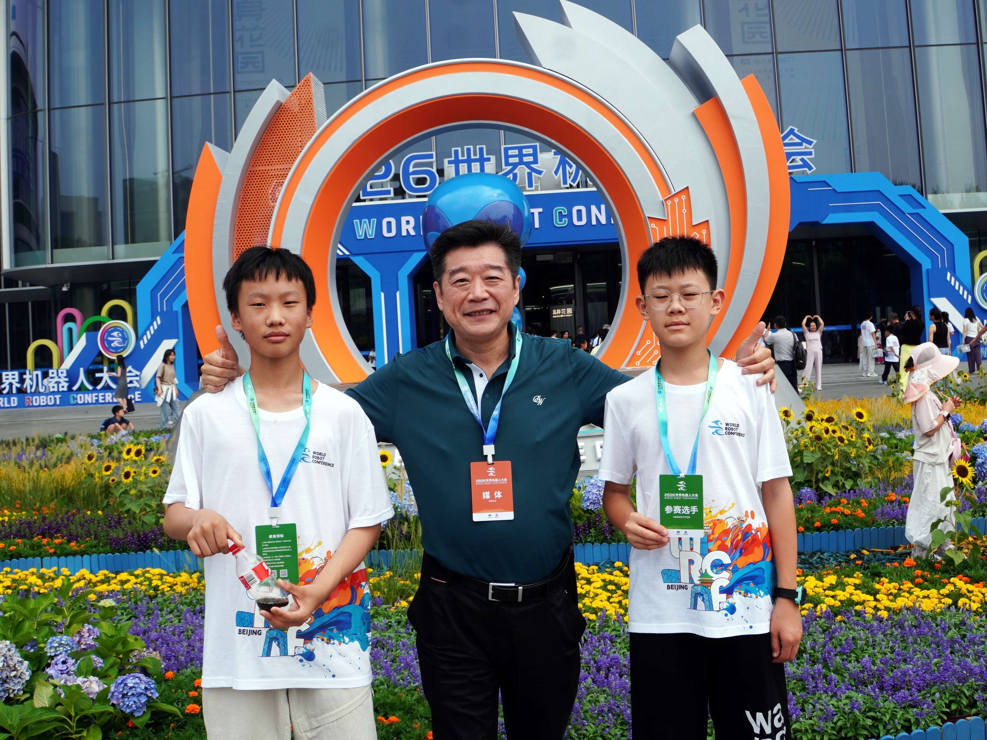 圖片6:本報記者和參加2026 世界機器人大會青少年機器人設計大賽的兩位參賽小選手合影.jpg