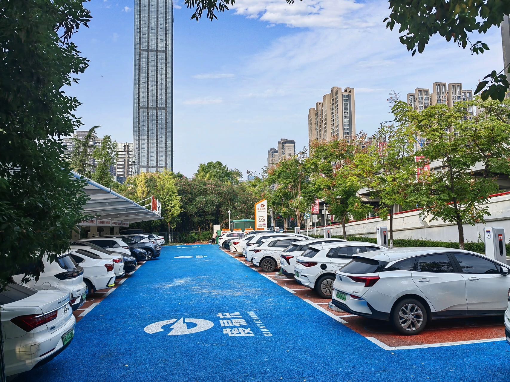 配图2：“虔易充”中央公园南超充站.jpg