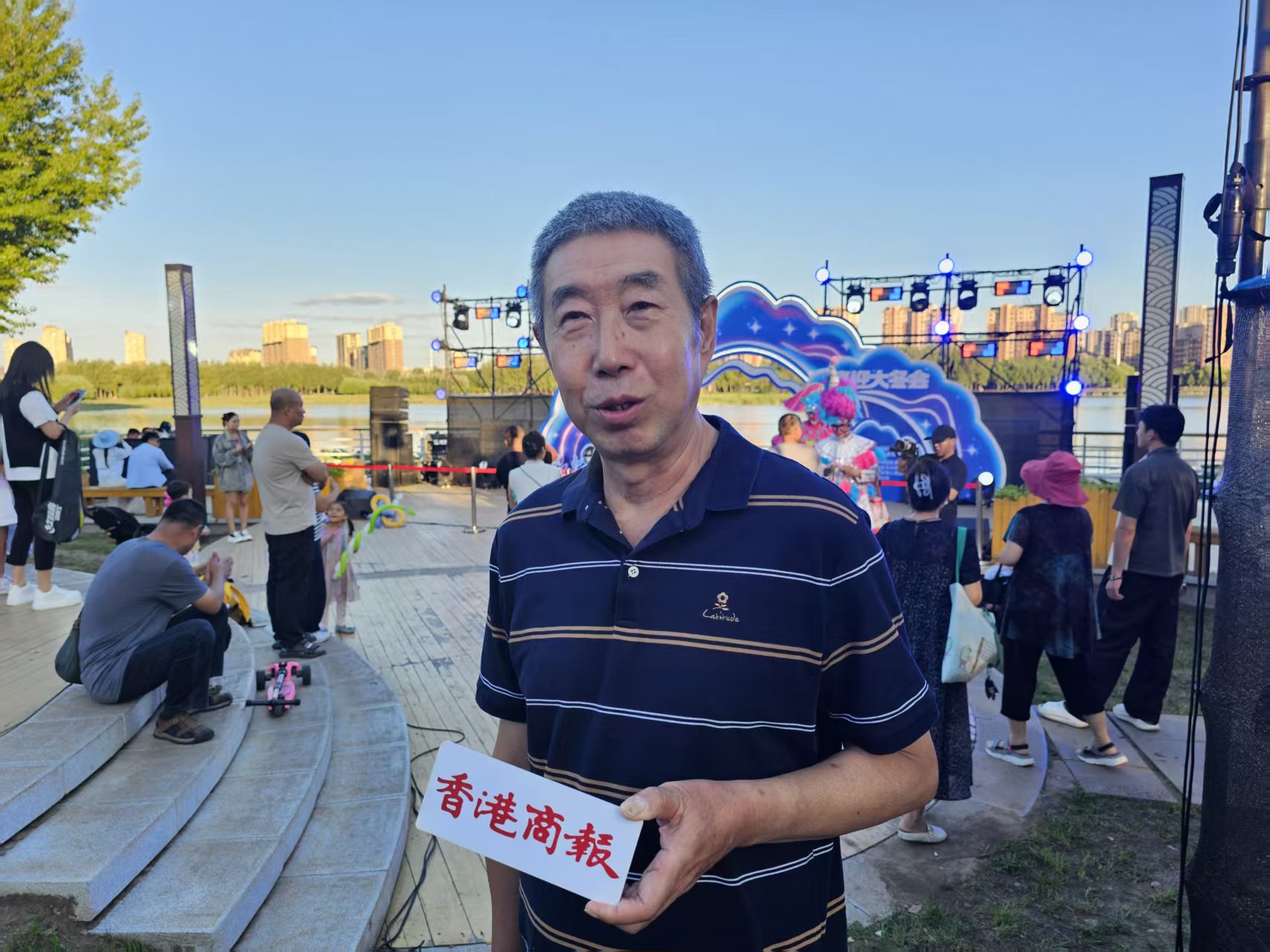 圖說三:轄區居民翟晶岩接受記者採訪.jpg