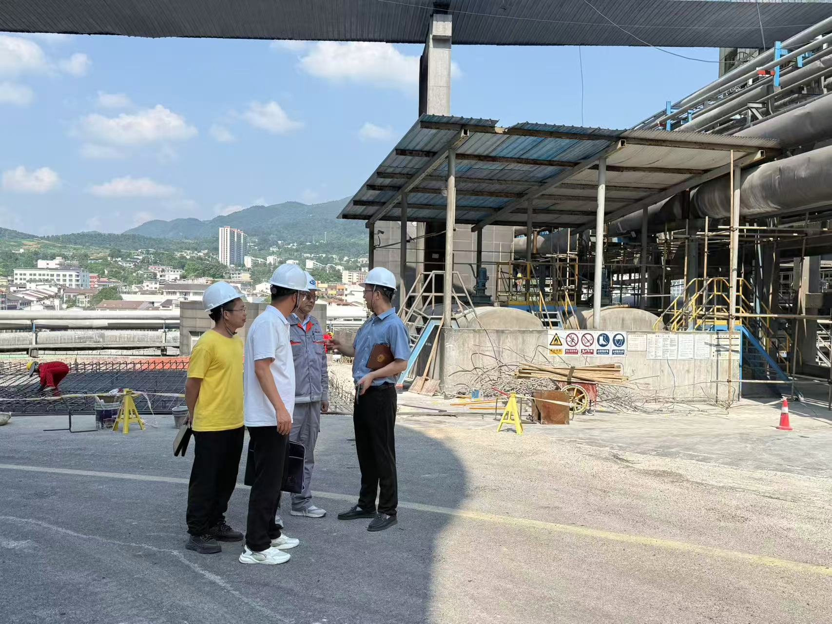 图2:息烽经开区干部深入企业现场,了解企业生产情况.jpg
