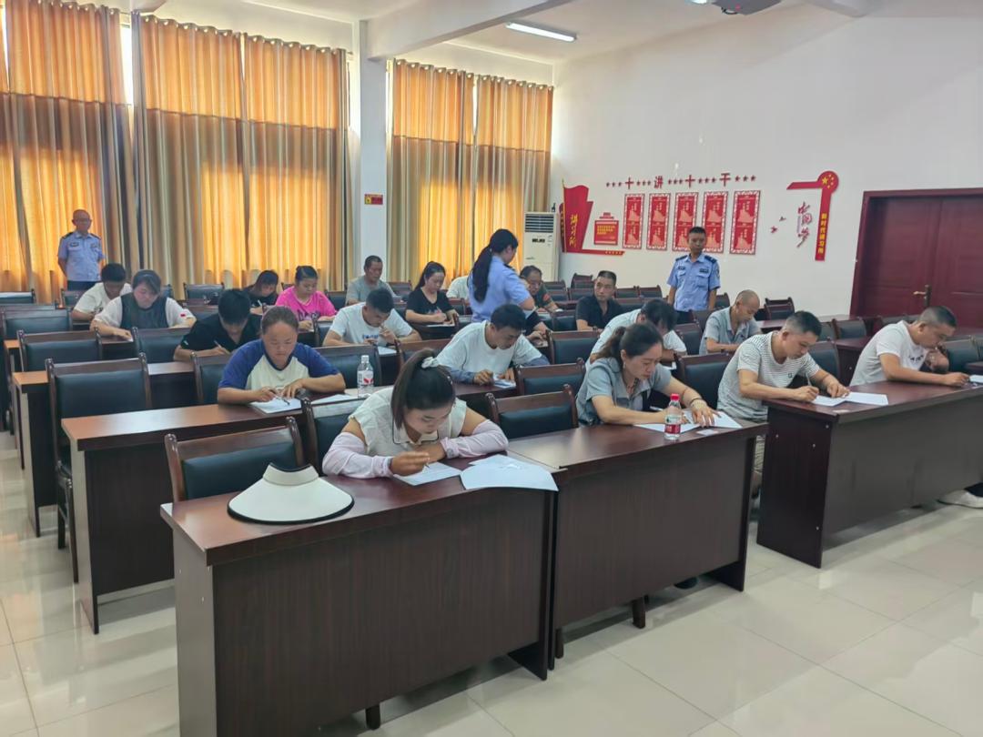 图2:“送考”下乡笔试现场.jpg
