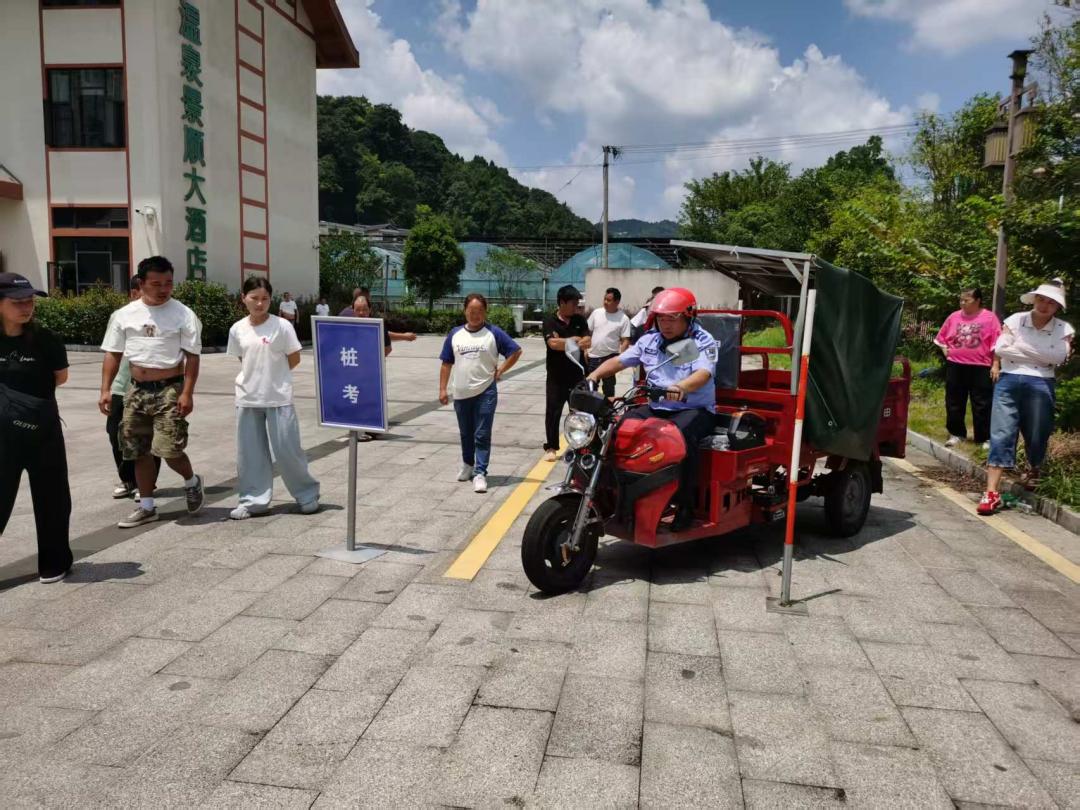 图3:交警同志演示绕桩技巧.jpg