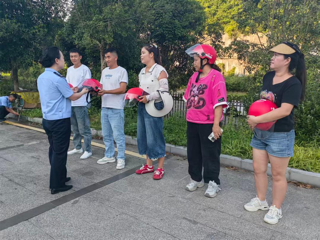 图4:交警同志宣传交通安全知识.jpg