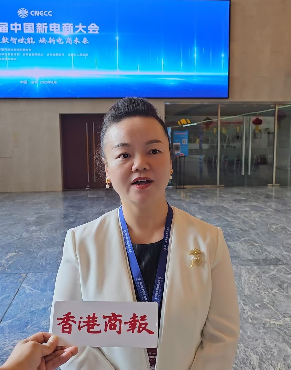 圖說三：中旅松花湖度假區總經理趙蘭菊在接受香港商報記者採訪.jpg