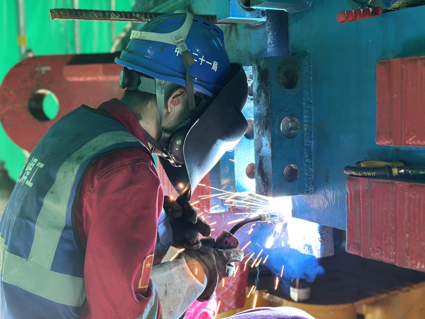 工人進行刀具焊接作業.jpg