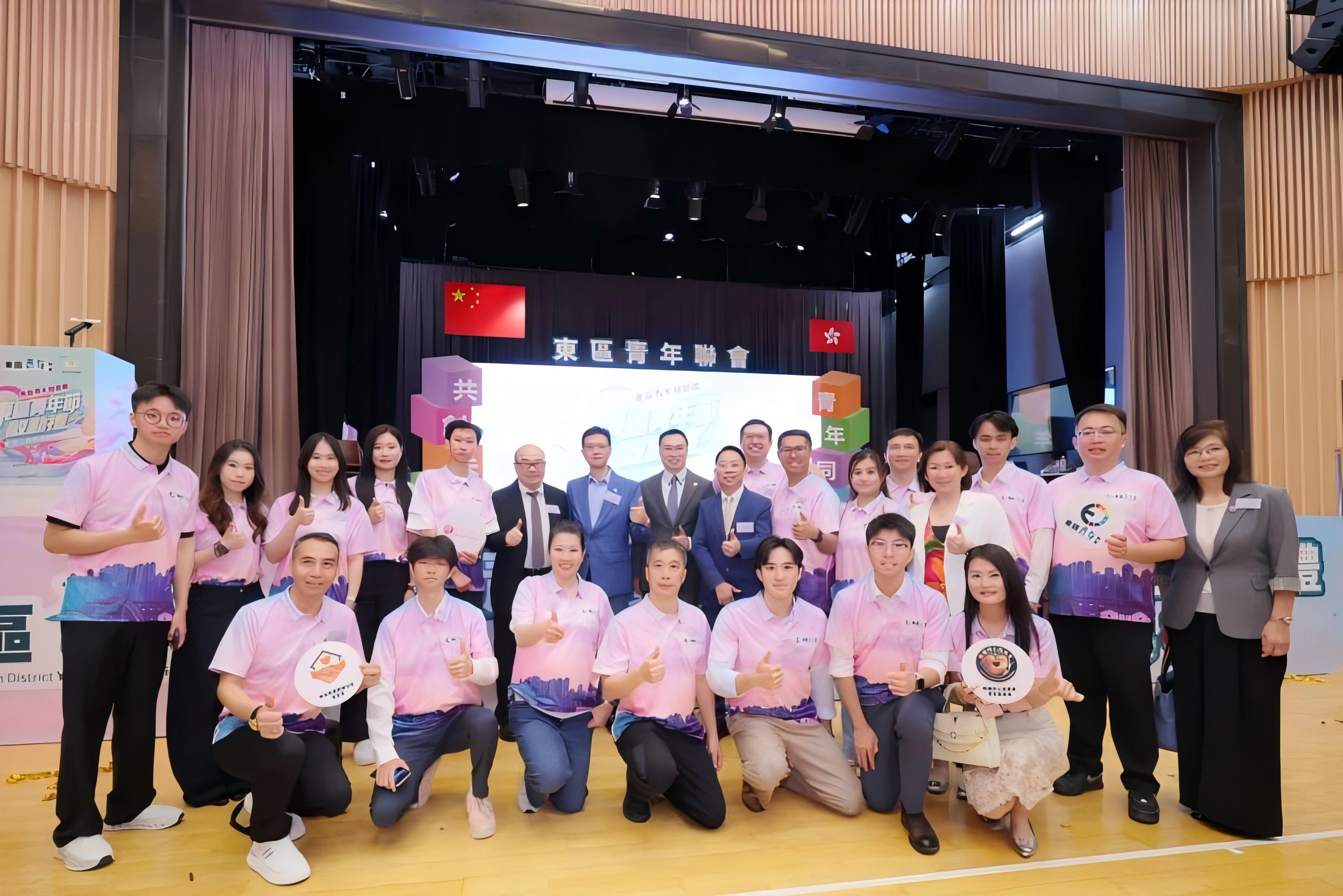 圖五:主禮嘉賓與青年朋友合影.jpg