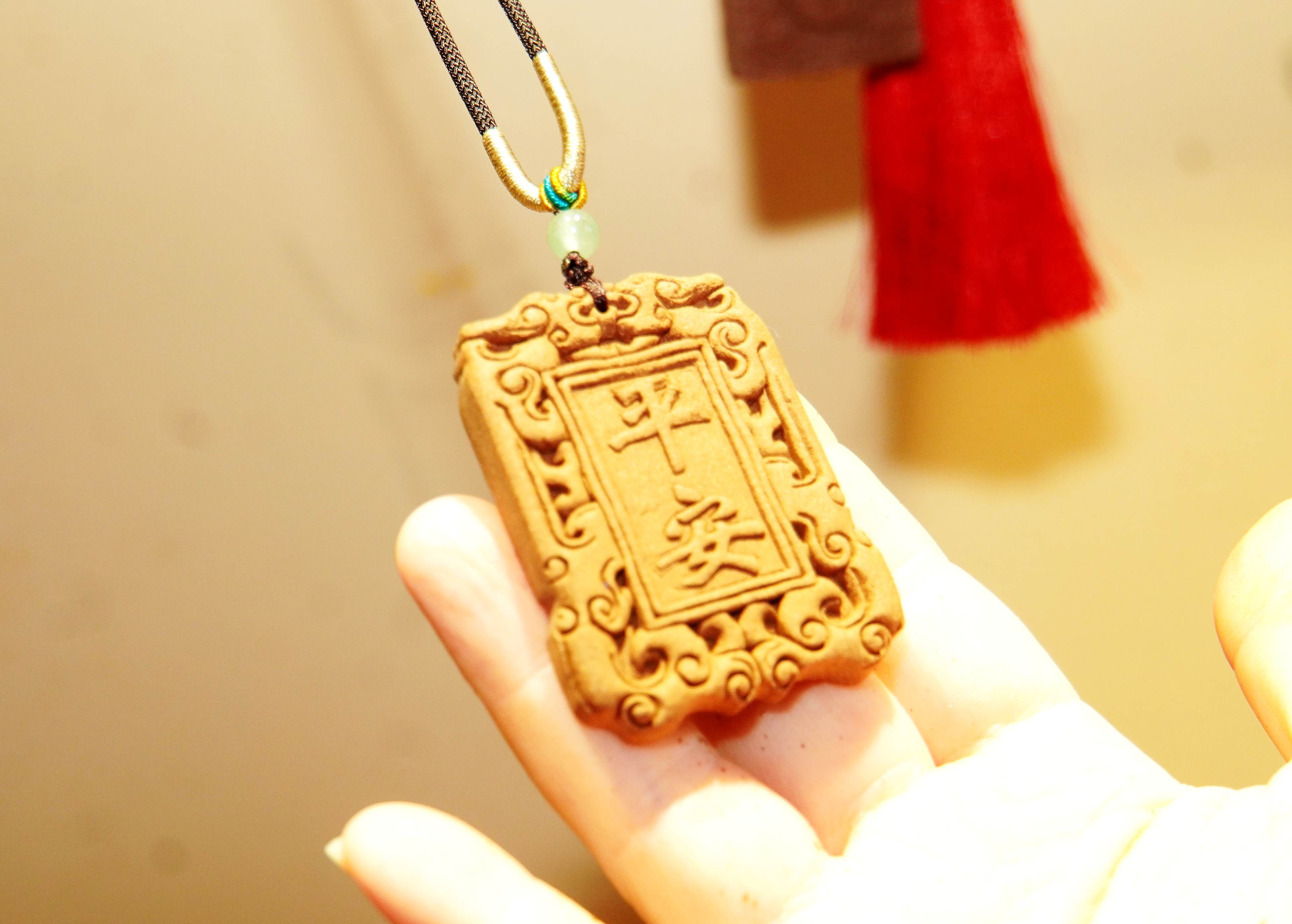 圖片6:脫模制作完成的“平安”香牌.jpg
