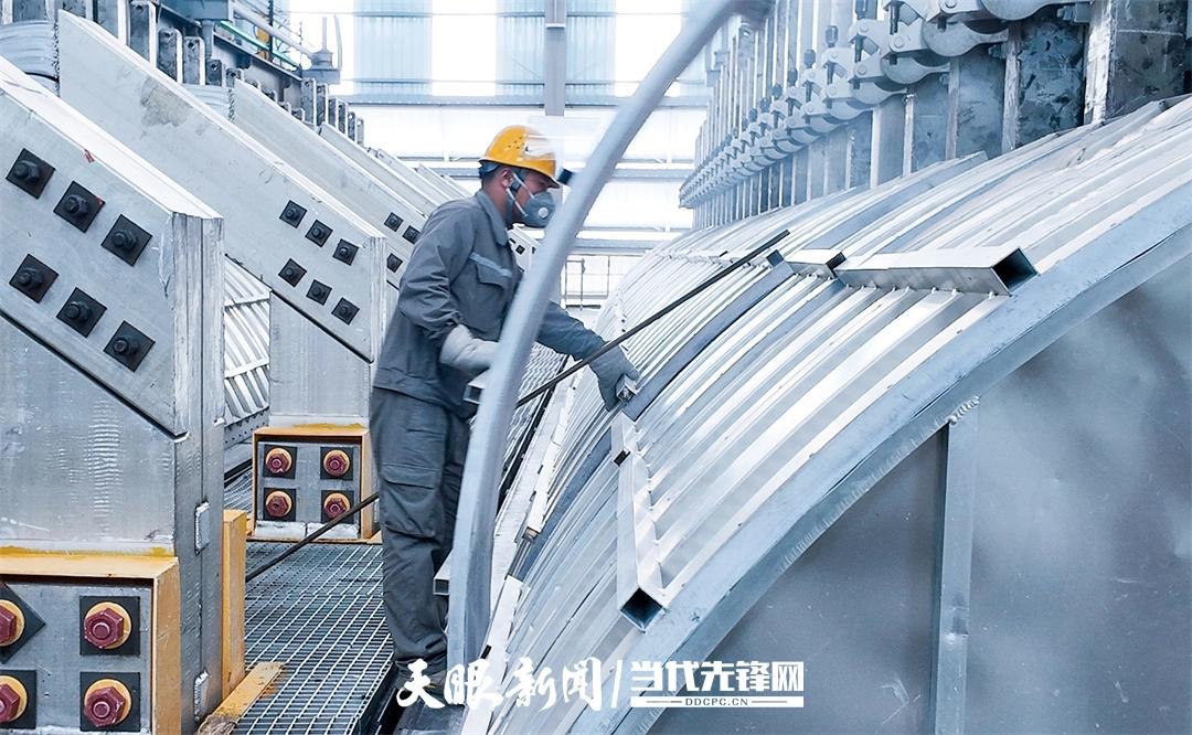 图2:贵州铝业集团双元新材料有限责任公司生产车间 尚宇杰 摄.jpg