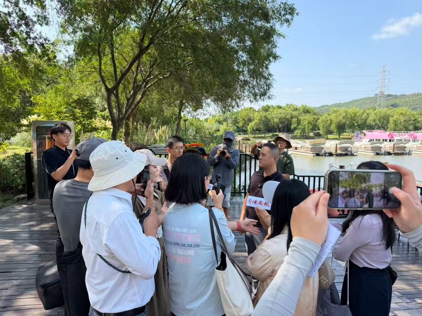 圖一:港澳媒體採訪團在長廣溪水上運動俱樂部採訪.jpg