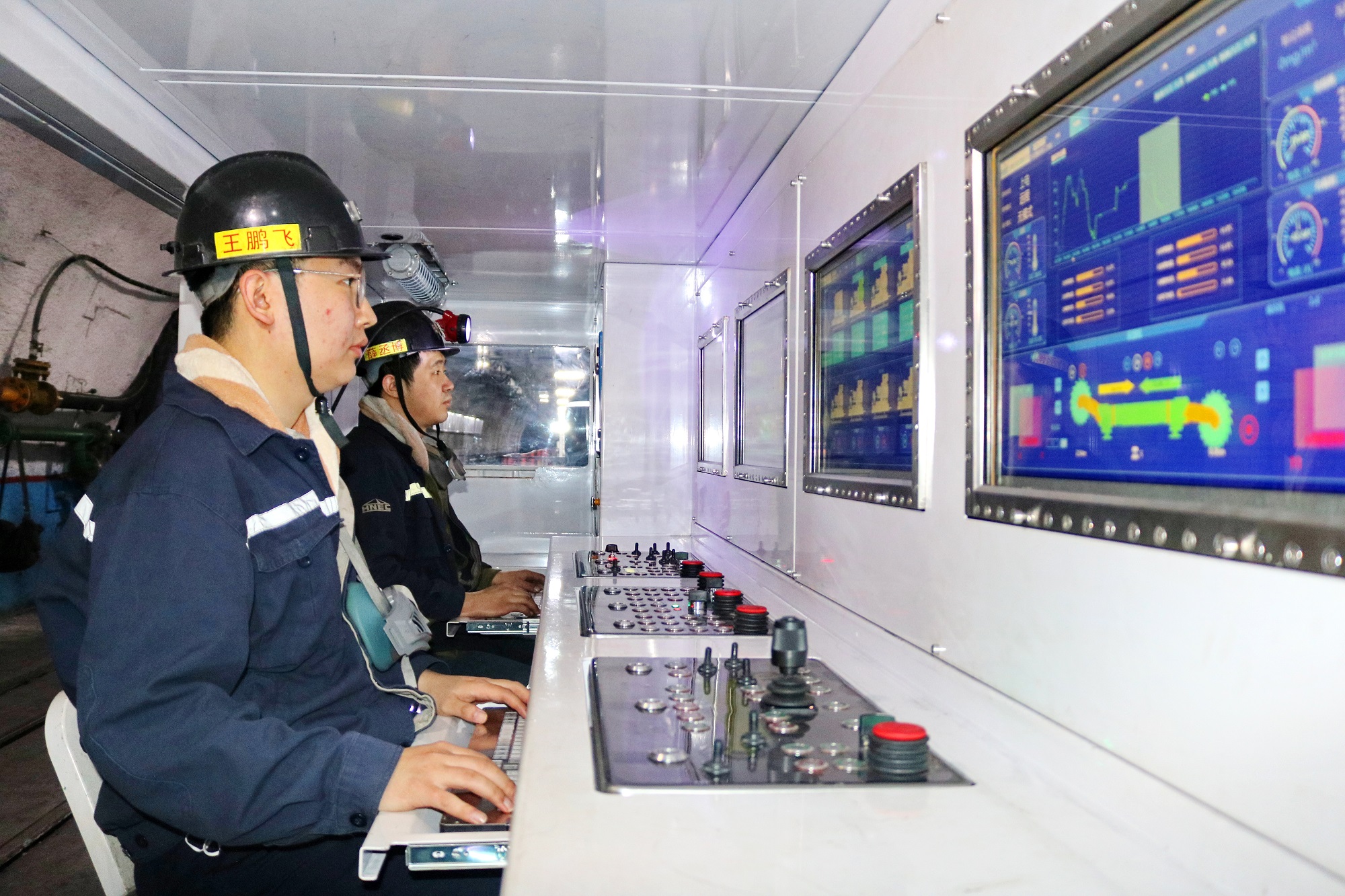 3.图为城郊煤矿井下智能综采工作面集控中心.jpg