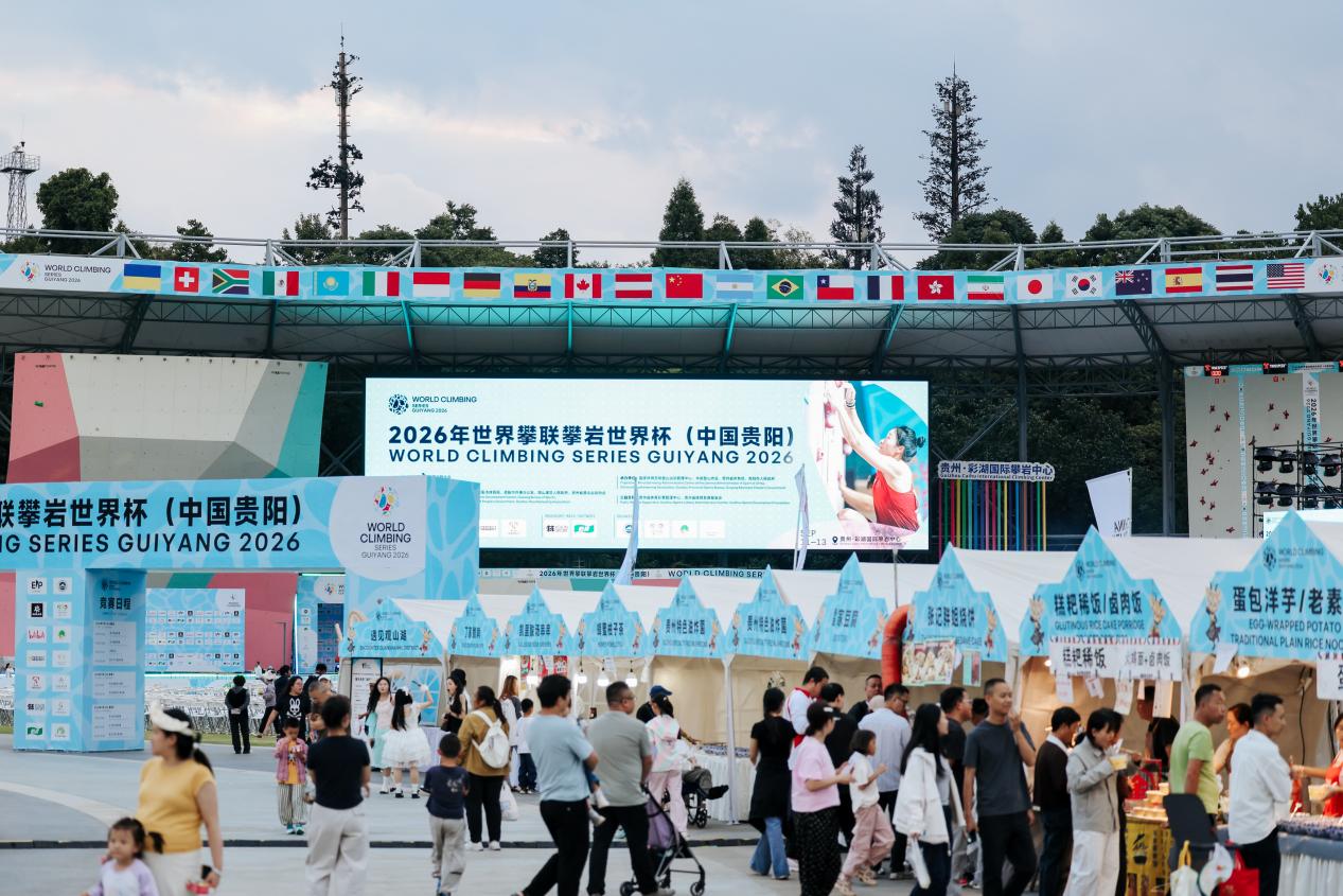 图6:赛场周边集市.jpg