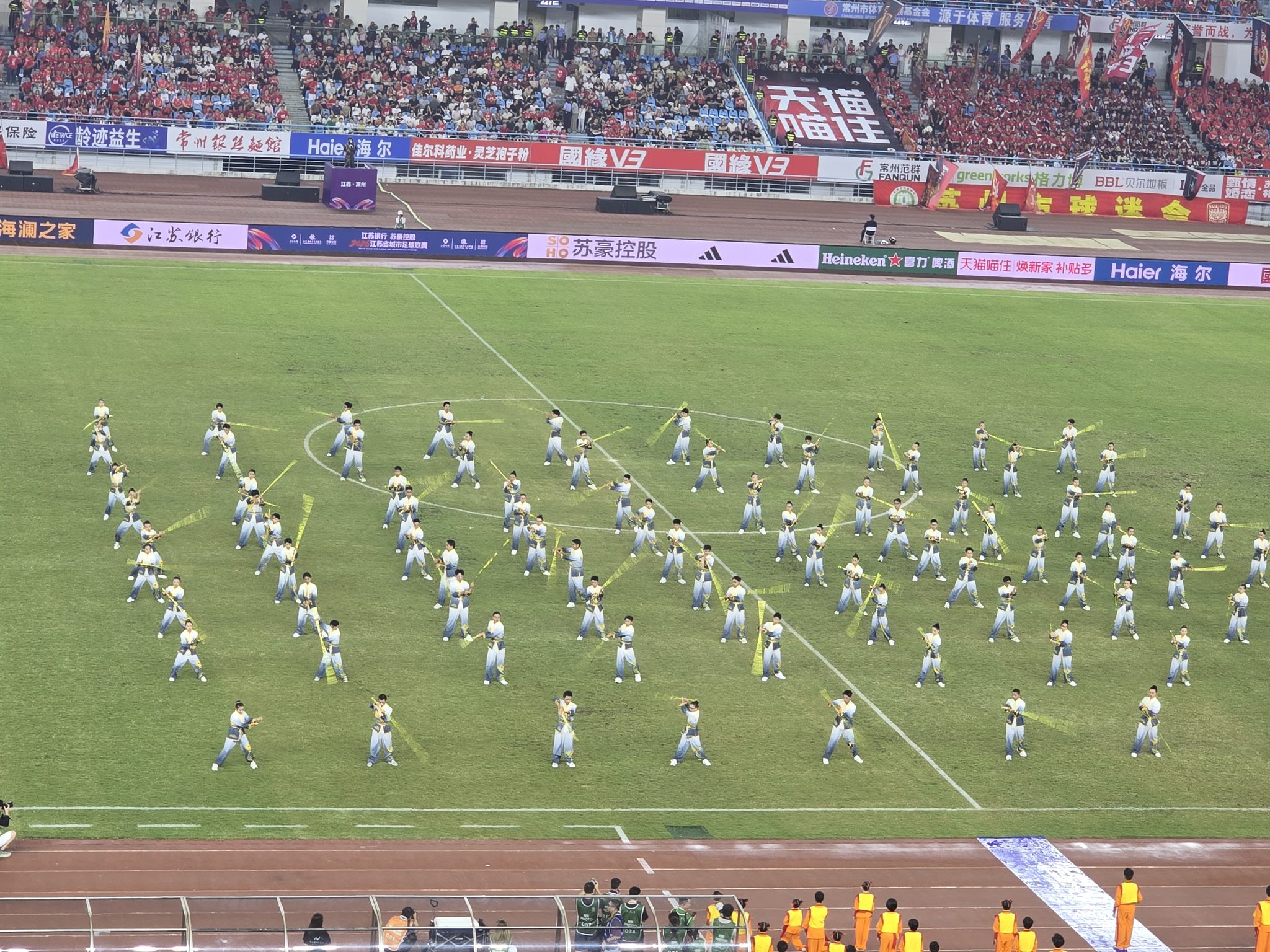 圖2大會安排了表演和合唱環節,「炒熱」現場氣氛。.jpeg