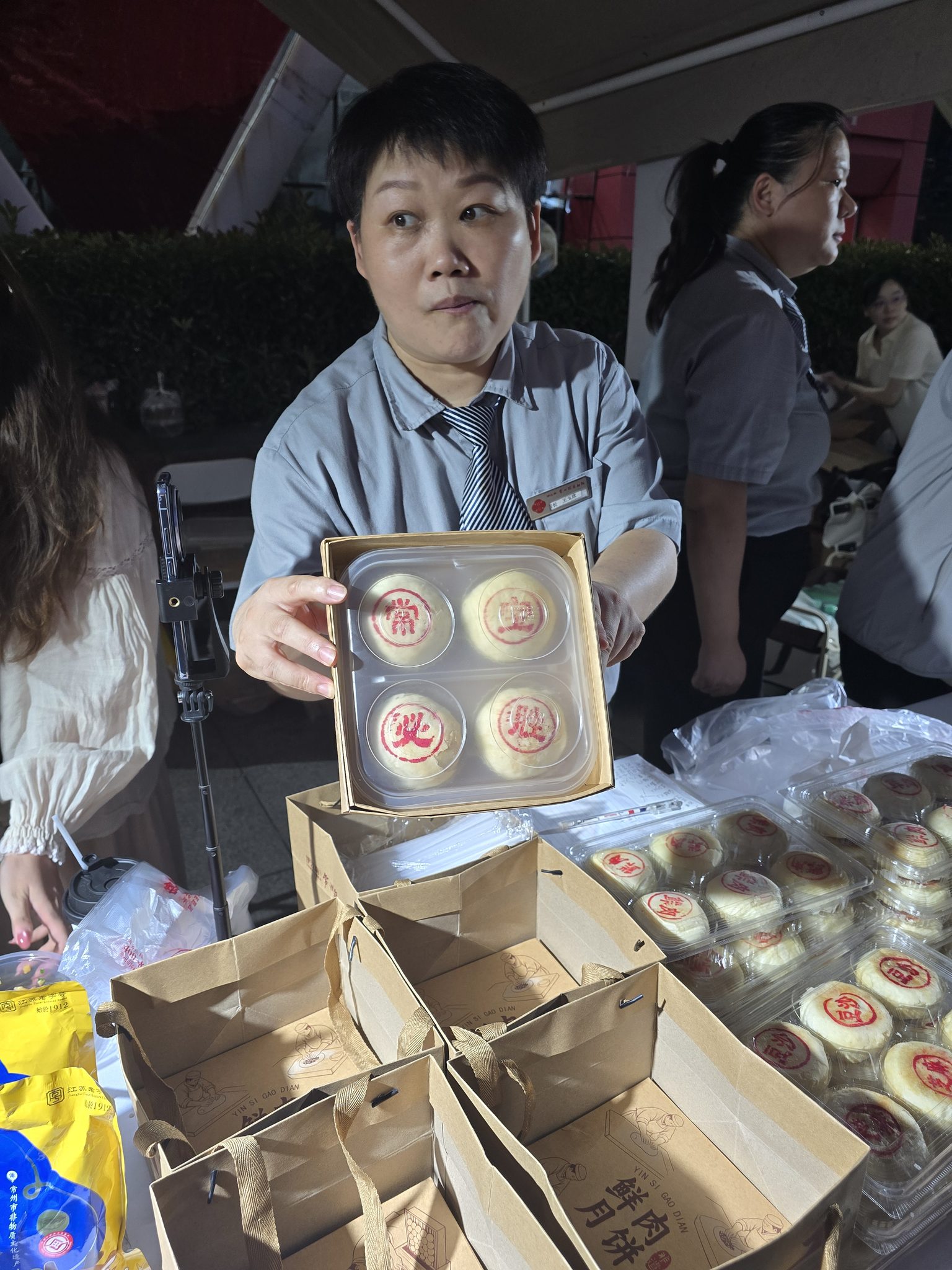 圖5:常州銀絲麵館在現場設置攤檔推售品牌產品,並應節推出「常寶」鮮肉月餅。.jpeg