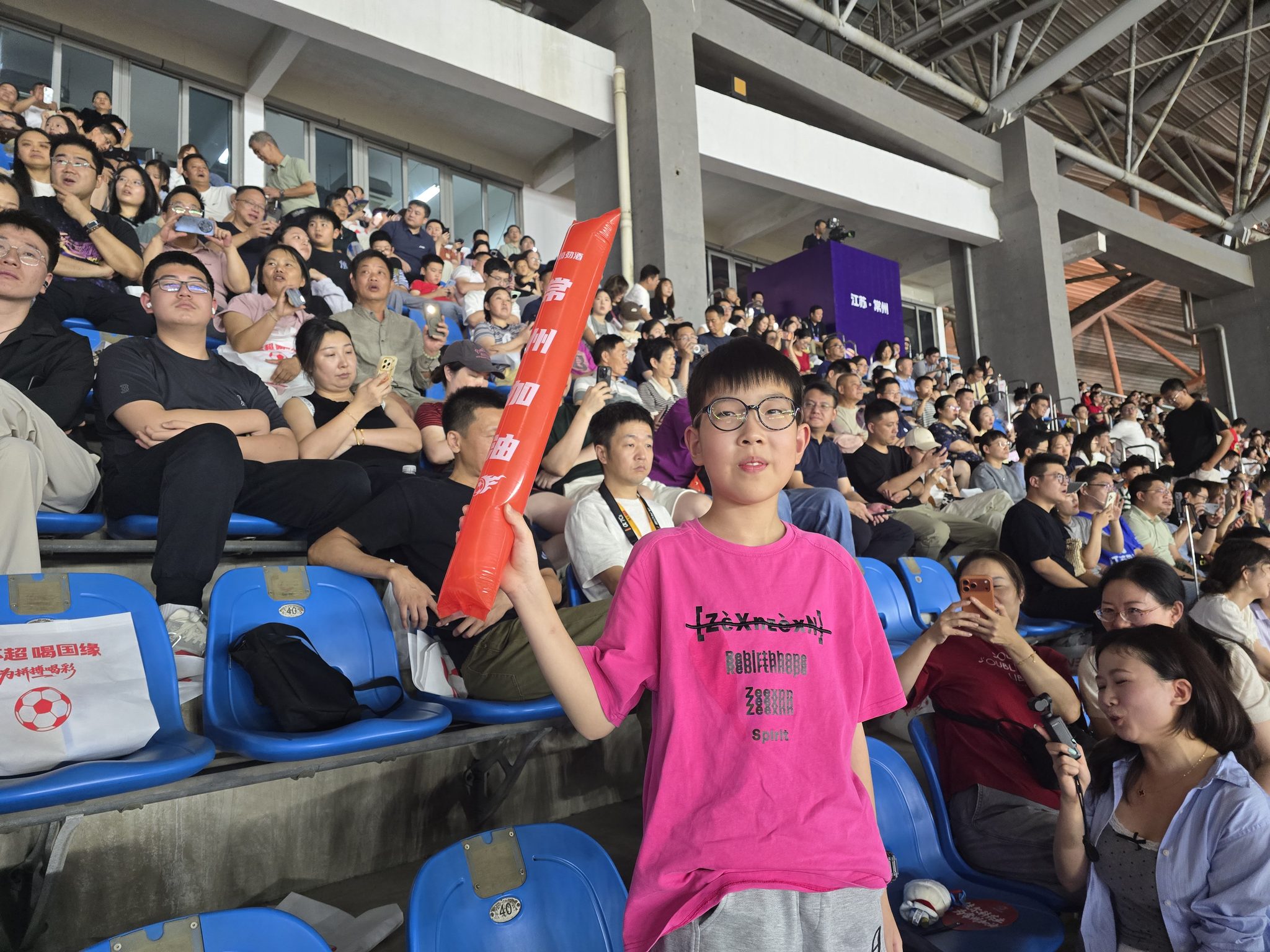 圖7:看台上另一道亮眼風景,是常州隊的官方啦啦隊——「常州市足協球迷助威團」。.jpeg