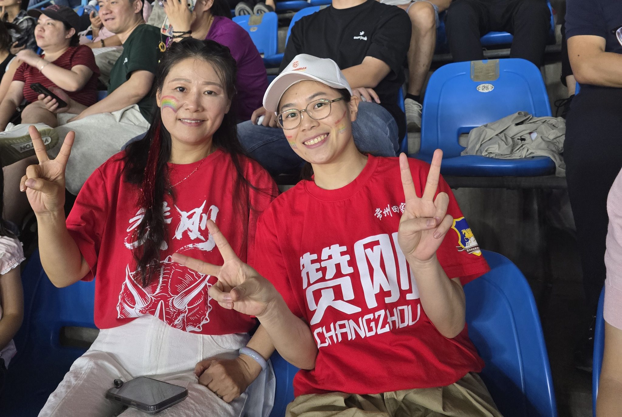 圖8:圖左的朱益和圖右的馬艷都是忠心球迷,加入球迷助威團為常州隊打氣。.jpeg