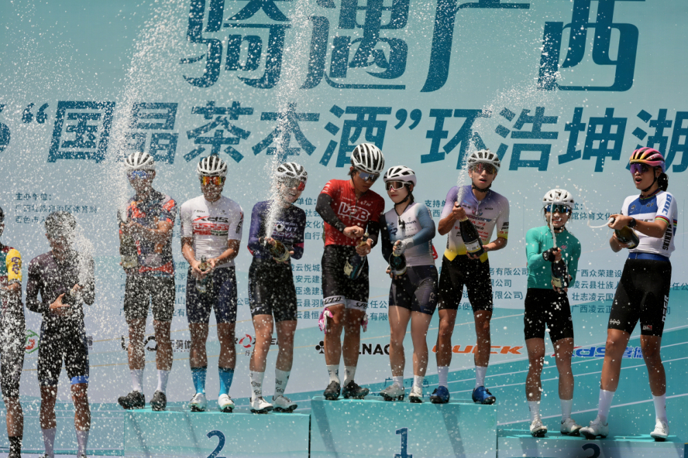 4、騎手們開行慶祝獲獎。 吳先繼 攝.jpg