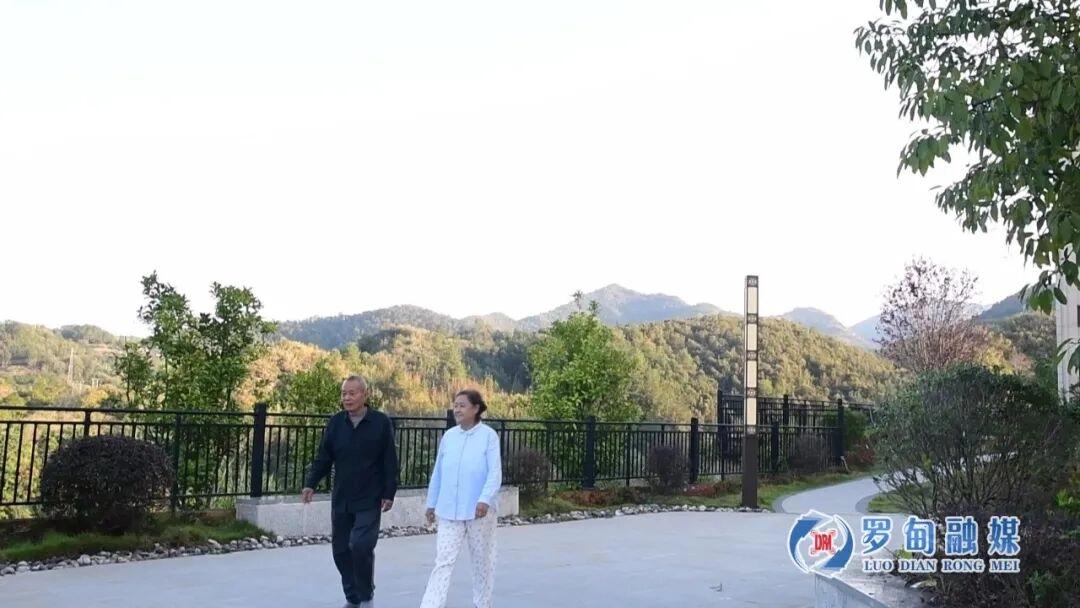 图2：旅居老人早晨在云泽康园·幸福村内漫步.jpg