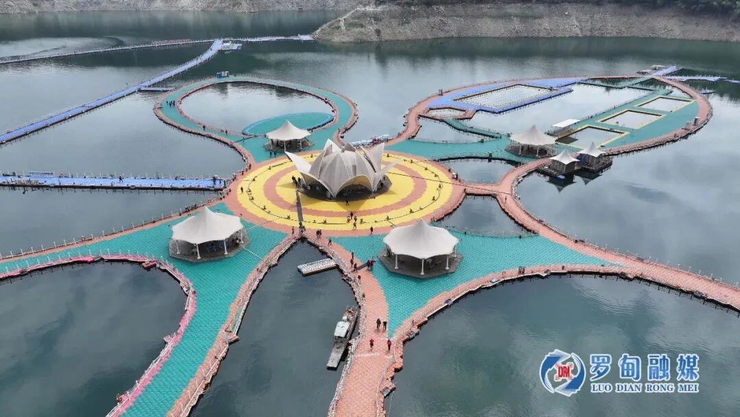 图3：游客在红水河景区游玩.jpg