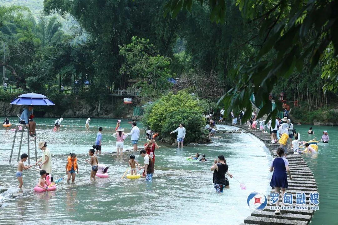 图4：游客在大小井游玩.jpg