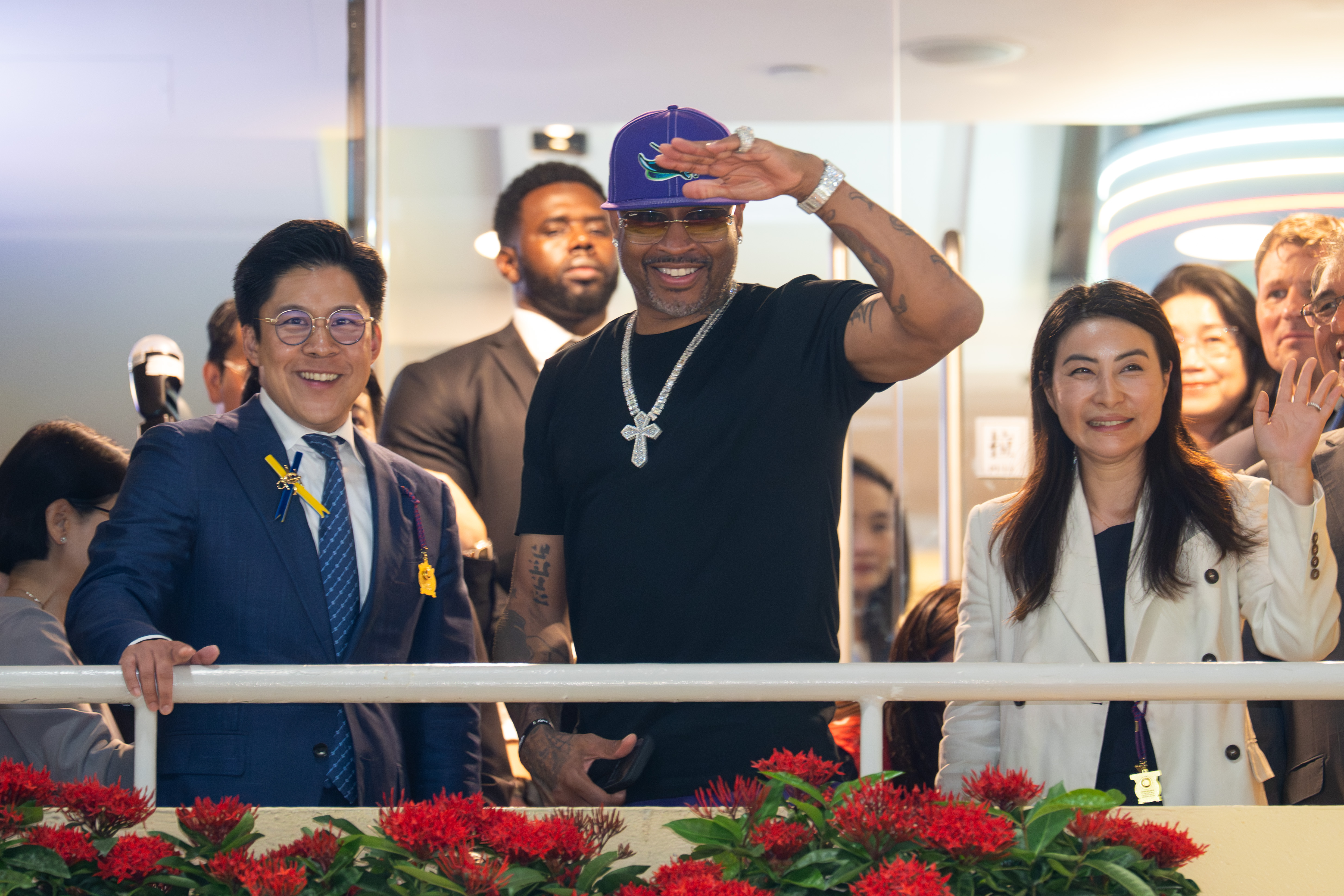 4- NBA傳奇球星艾佛遜（中）在跑馬地馬場廂房露台與馬會董事霍啟剛（左）及其妻子郭晶晶（右）向馬迷揮手致意。.jpg.jpeg