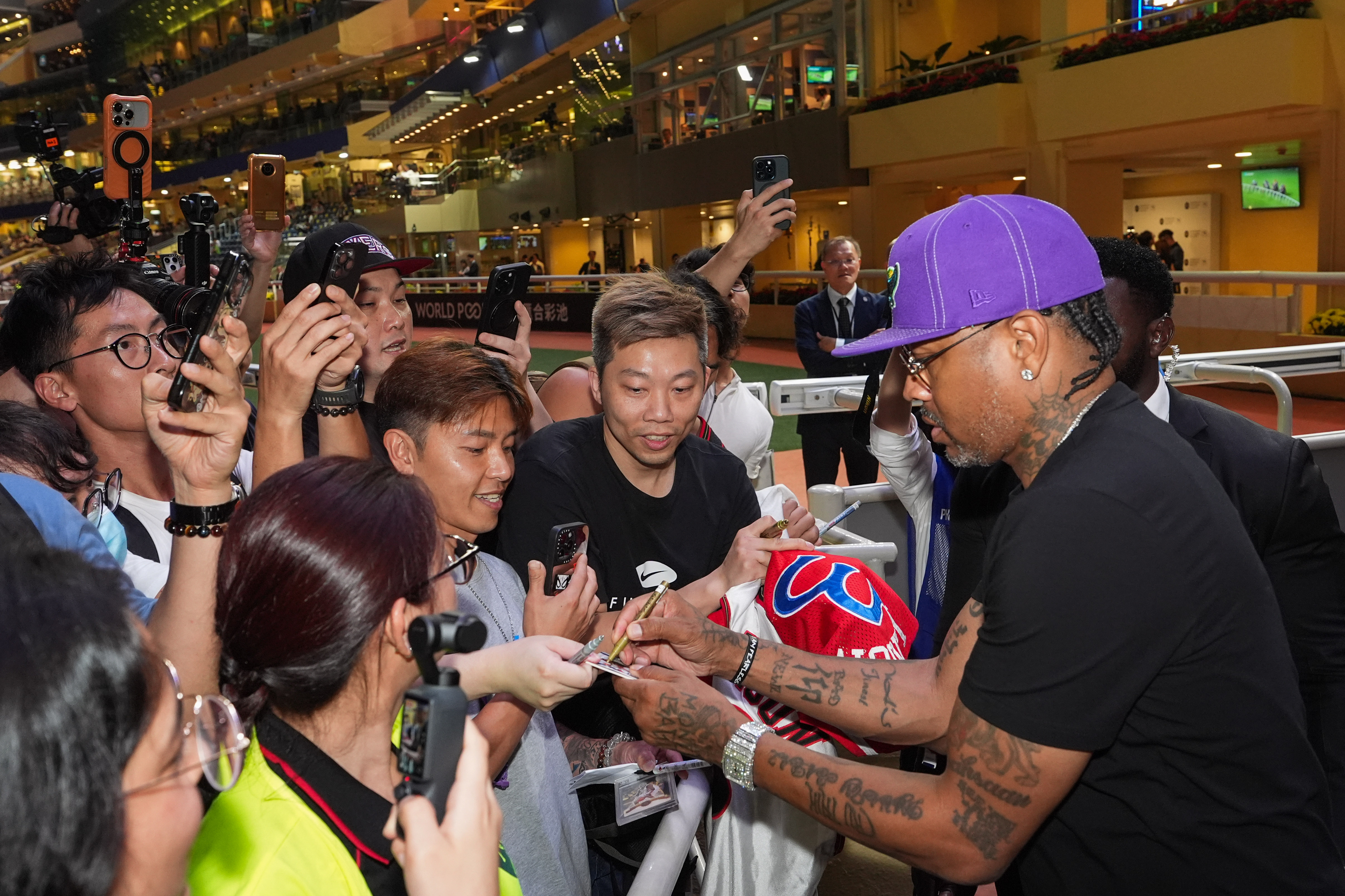 7- NBA傳奇球星艾佛遜現身跑馬地馬場馬匹亮相圈，與馬迷親切互動。.jpg.jpeg