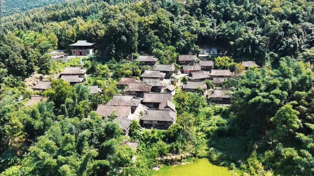 图2:藏在大山里的天门村 汪本雄 摄.jpg