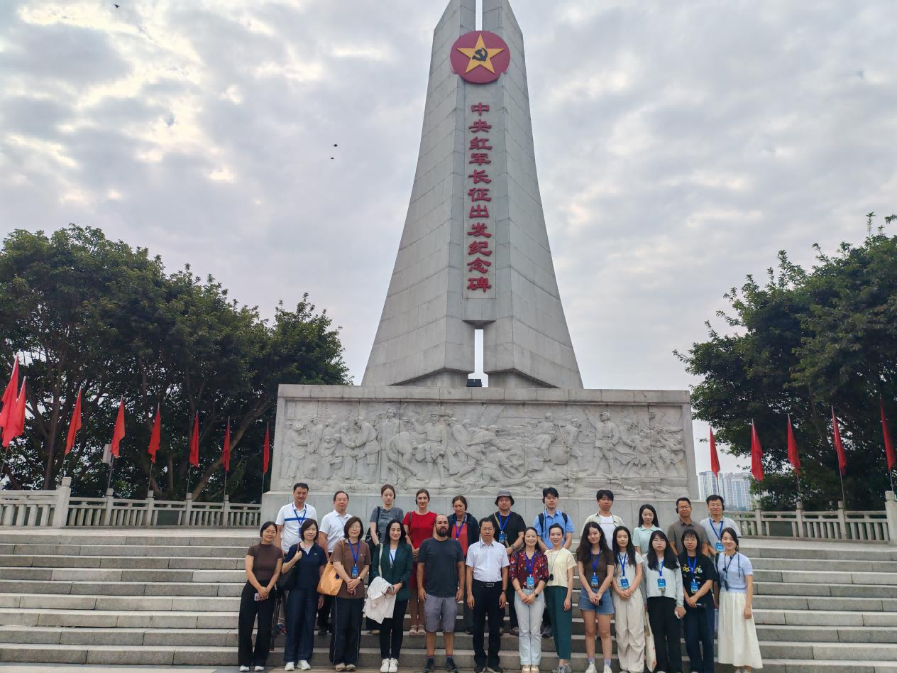 图1:境内外记者在中央红军长征出发纪念碑前合影(1).png