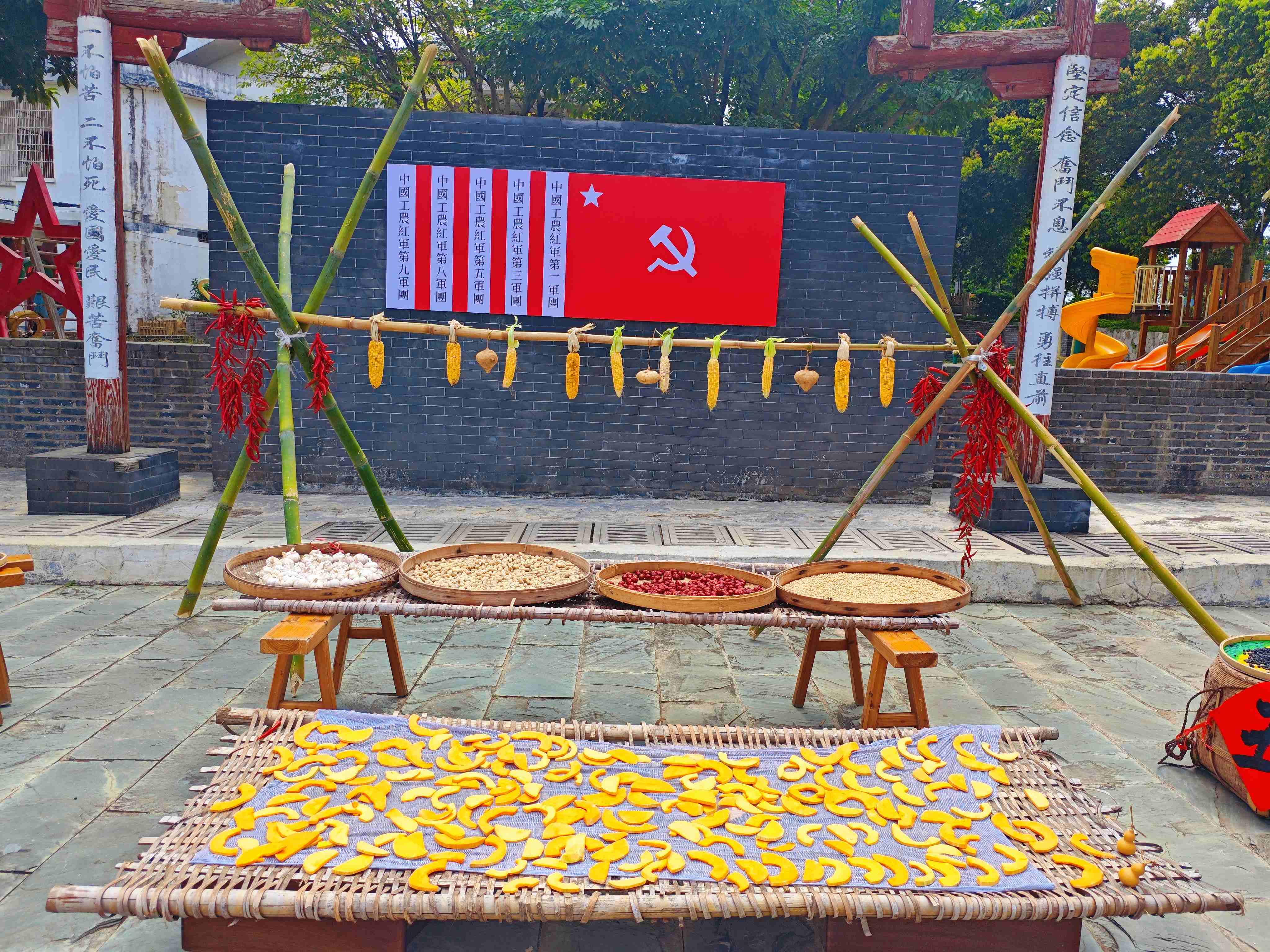 图5:于都县梓山镇潭头村村民在红星广场晒秋(1).jpg
