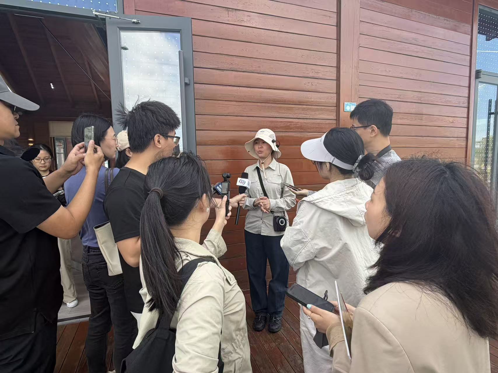 圖三:港澳媒體團在條子泥採訪.jpg