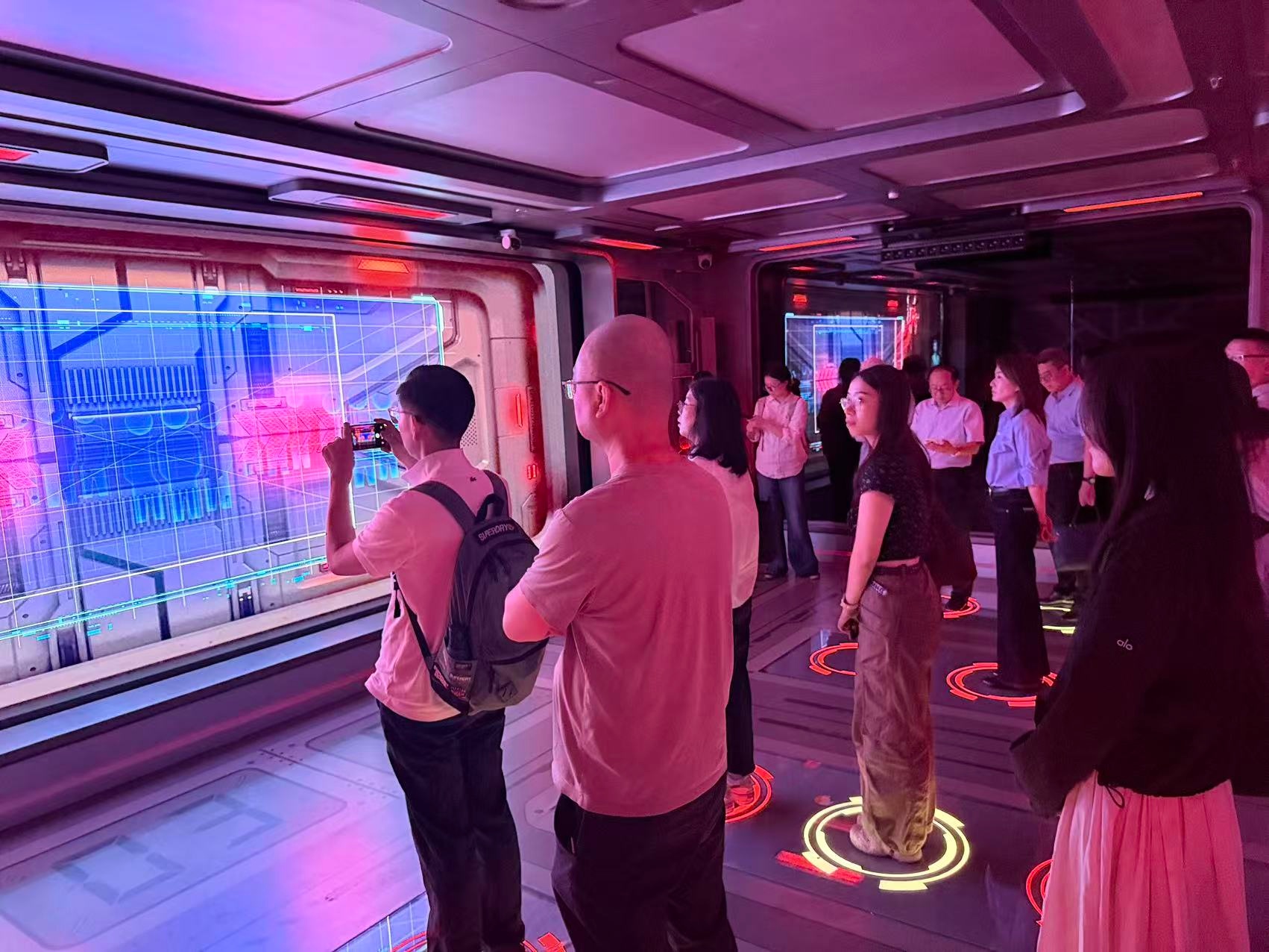 圖3:遊客在蘇州・未來科幻館體驗互動項目.jpg