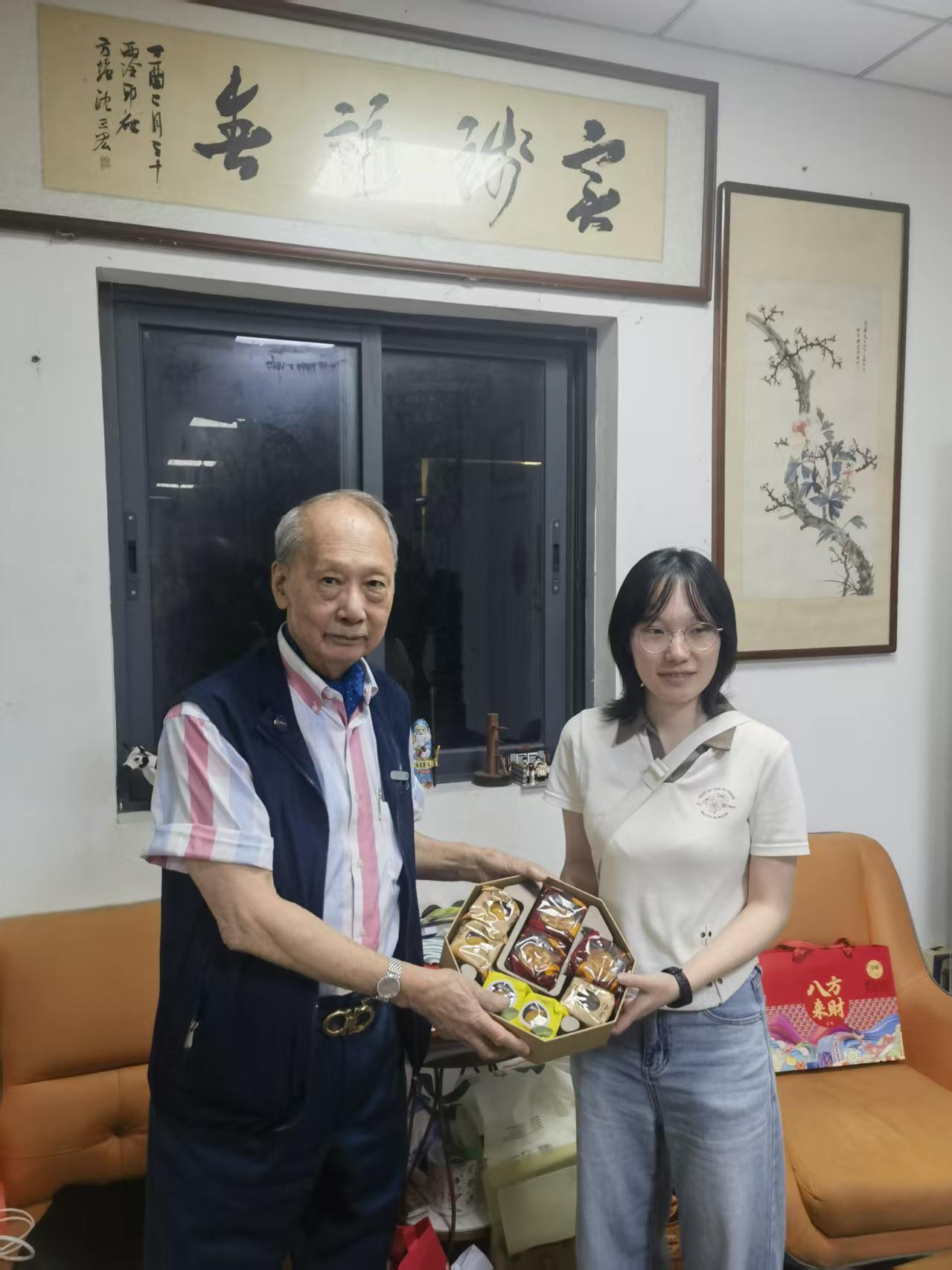 1女月餅.jpg