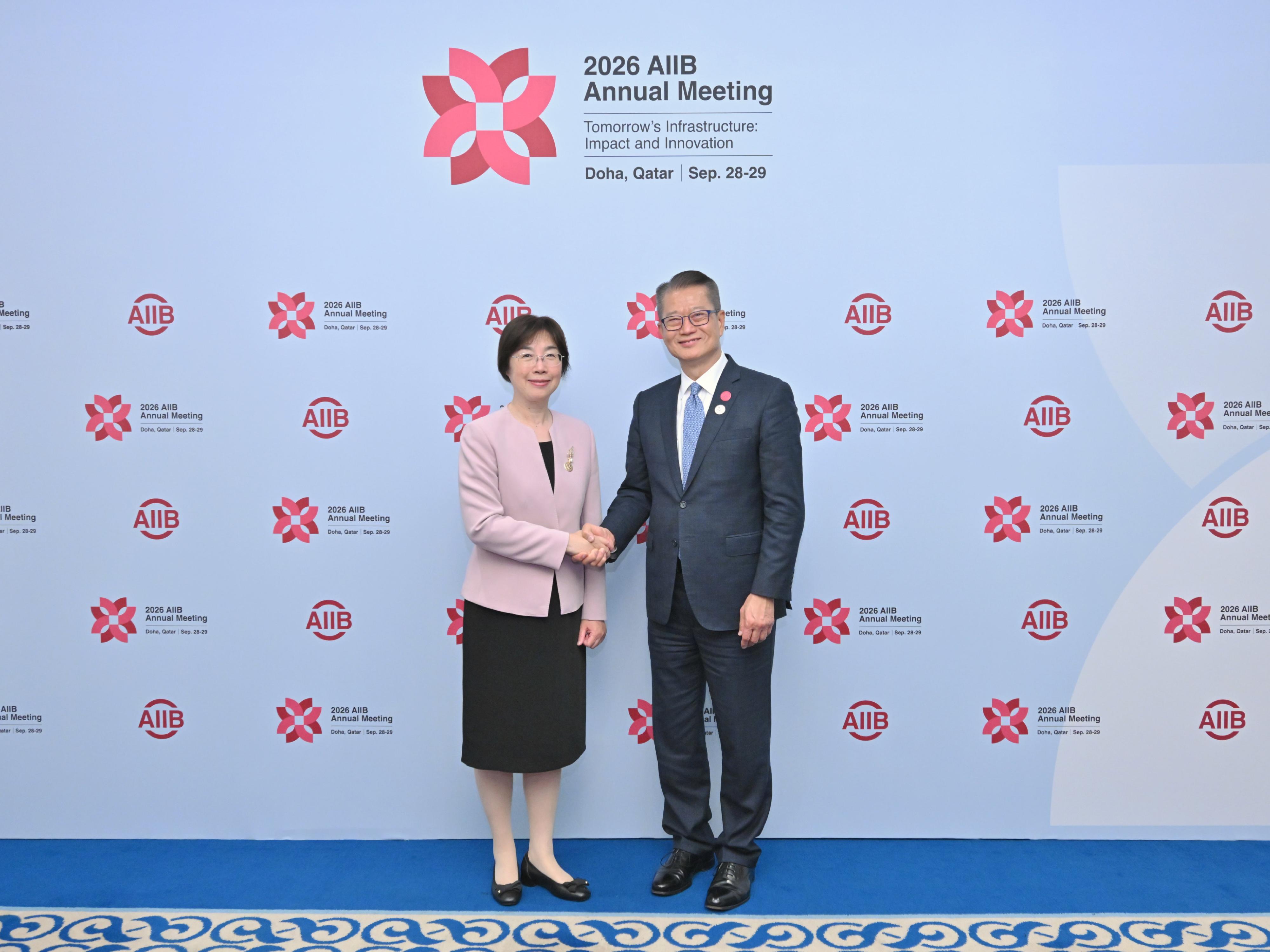 陳茂波(右)與亞投行行長兼董事會主席鄒加怡(左)會面.jpg