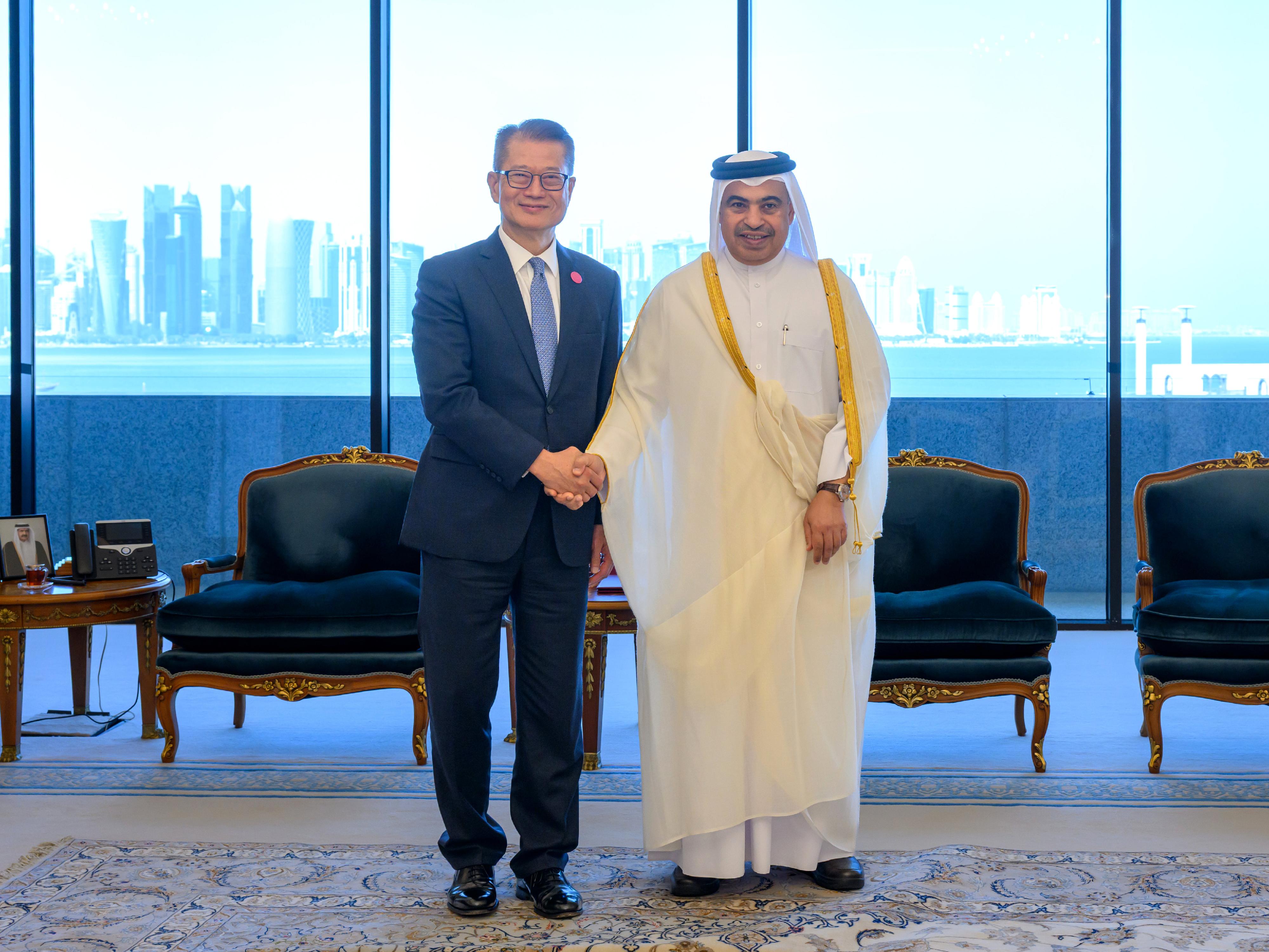 陳茂波(左)與卡塔爾財政大臣H.E. Ali bin Ahmed Al Kuwari(右)會面.jpg