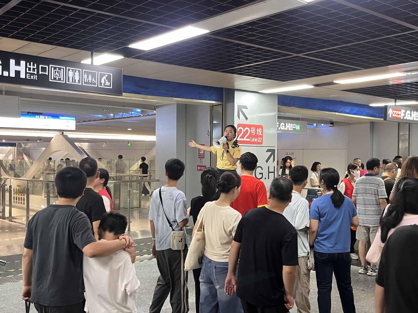 地鐵工作人員在芳村站引導客流。范光海_攝.jpg