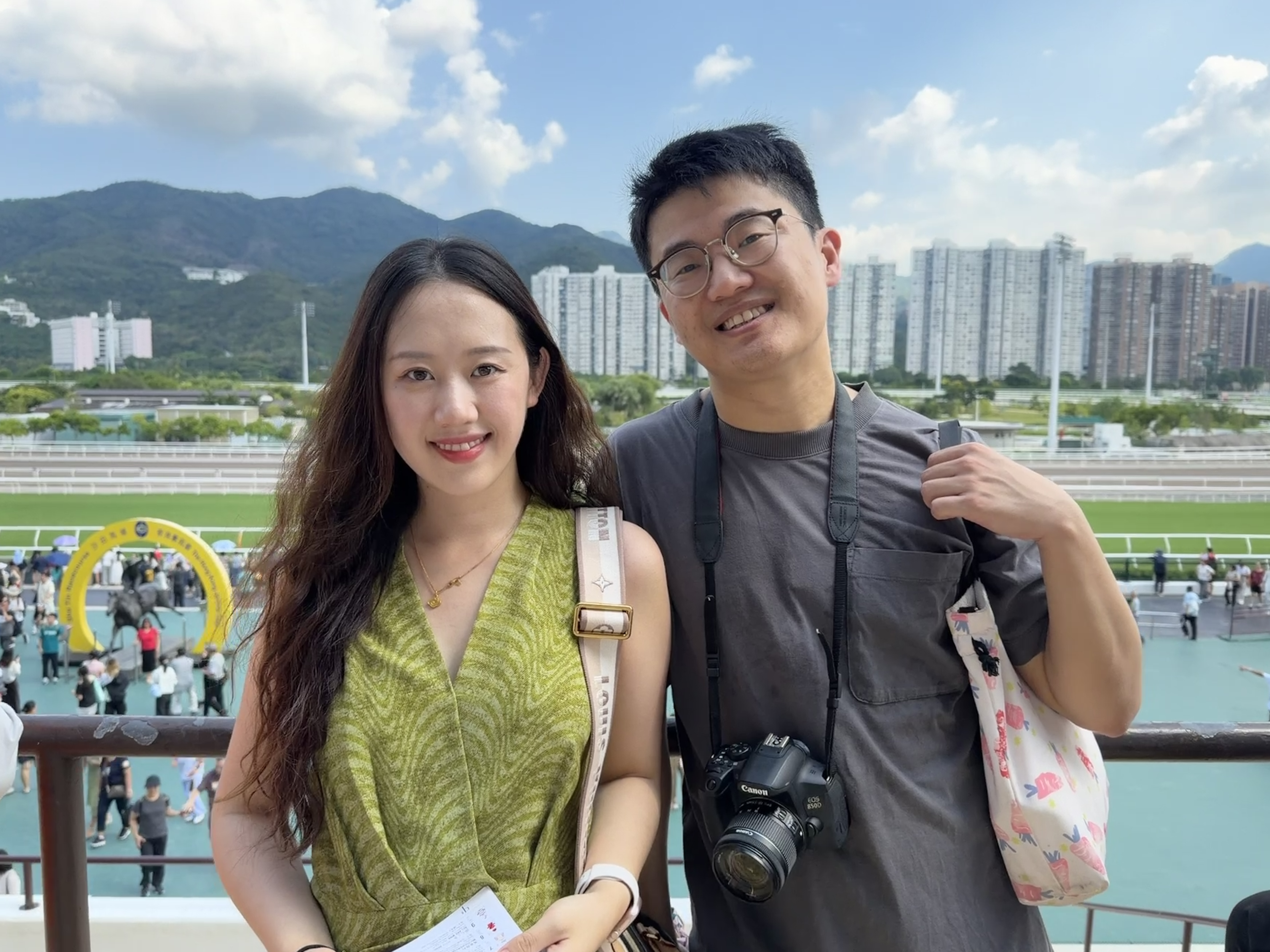 北京旅客李小姐及其男朋友對馬場內的國慶布置讚不絕口.JPG.jpeg