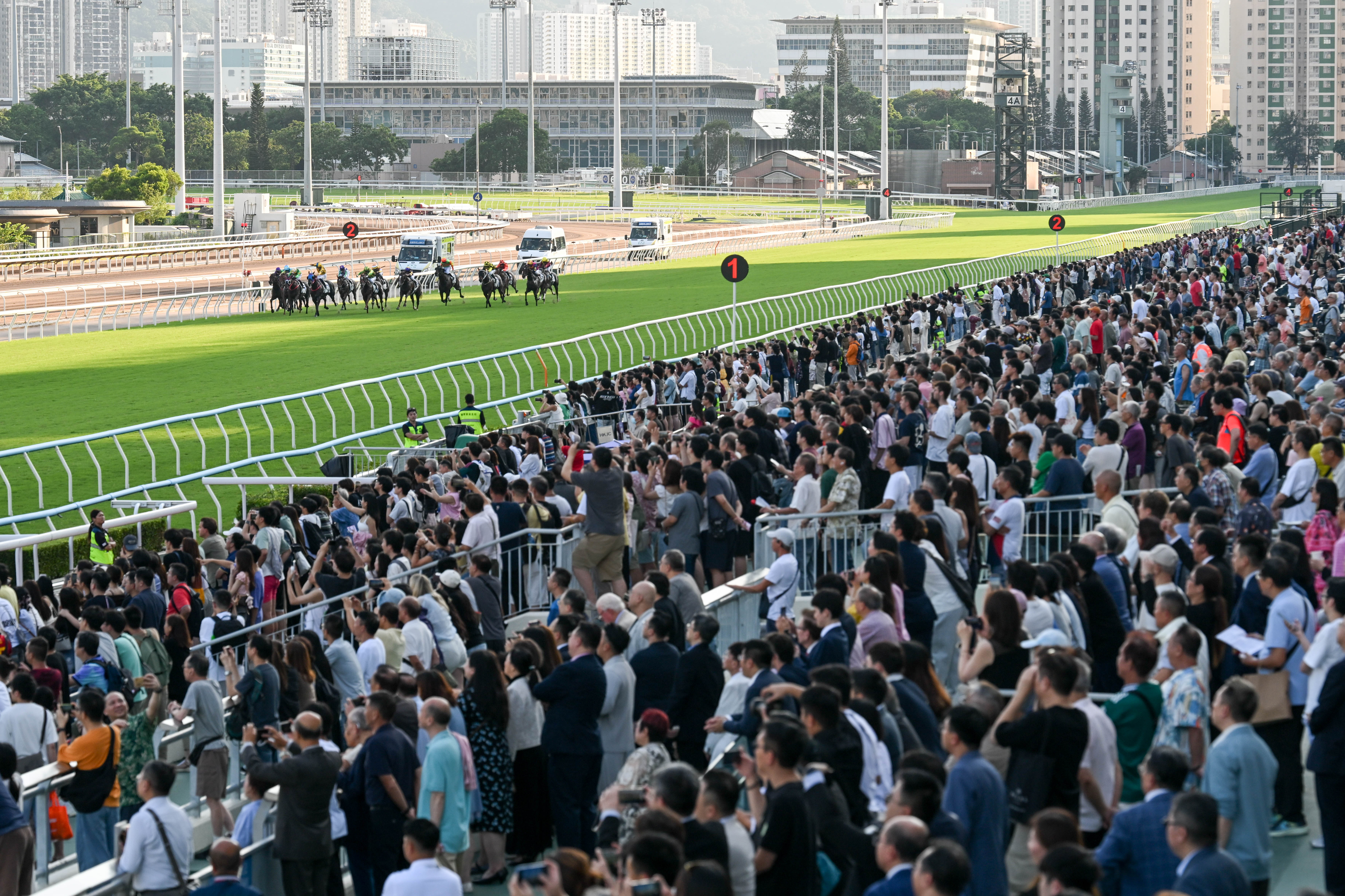 沙田馬場今日舉行國慶賽馬日,吸引大批馬迷入場.jpg.jpeg
