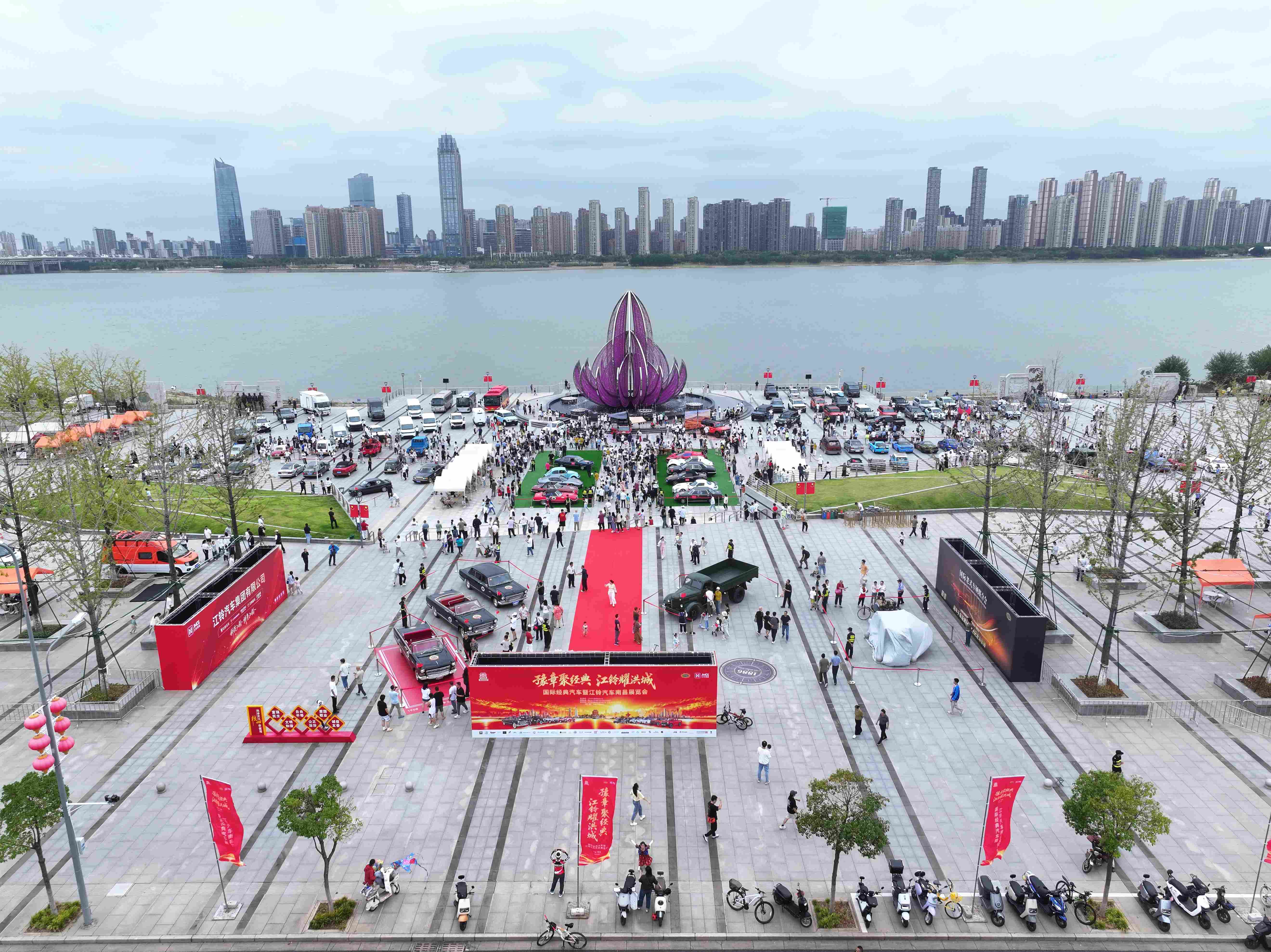 圖2：參展車輛在長天廣場靜態展覽.jpg