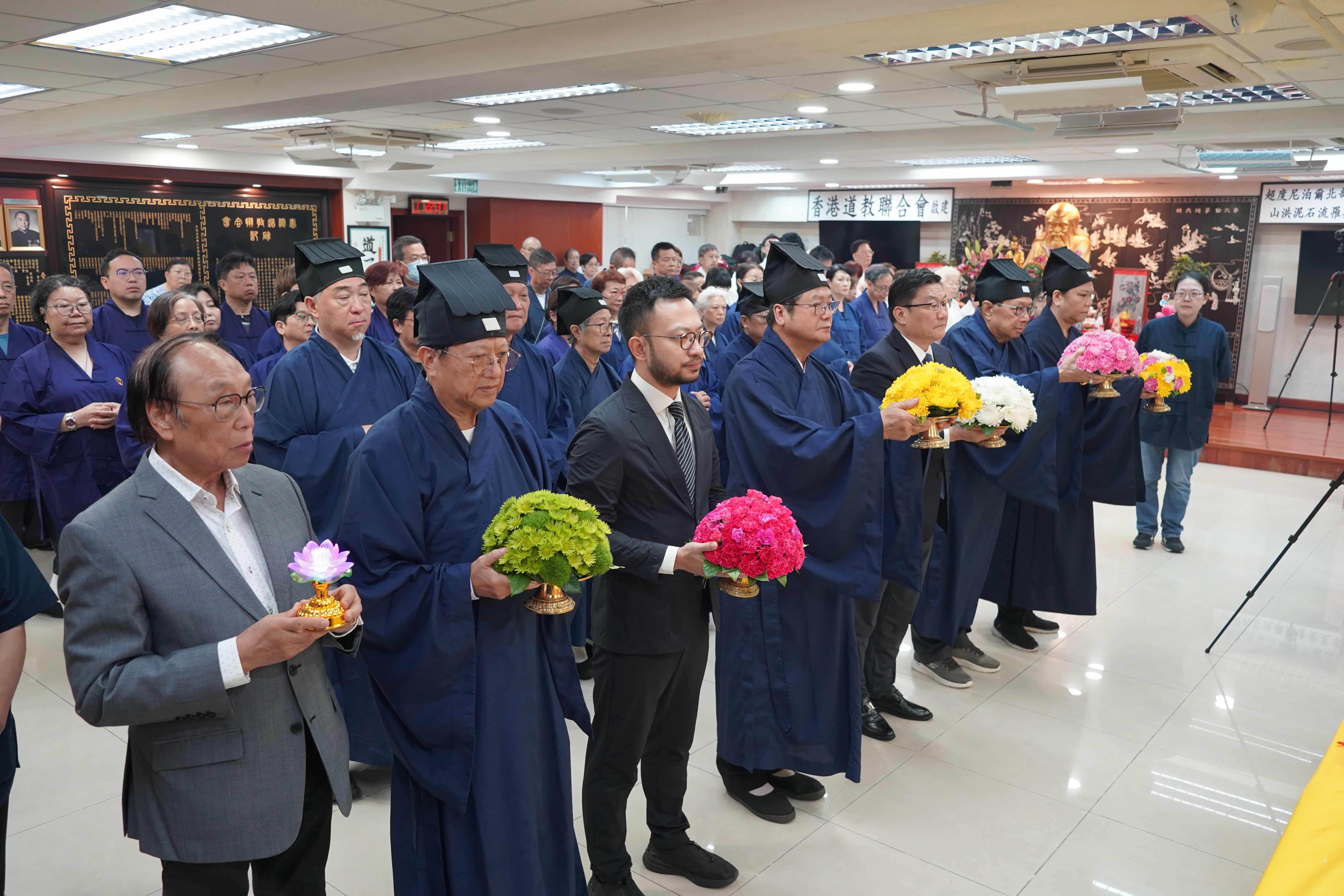 圖三:香港道教聯合會啟建「超度尼泊爾北部與中國西藏自治區邊境山洪泥石流罹難者受災害者祈福法會」主祭及陪祭向罹難者獻花.JPG.jpg