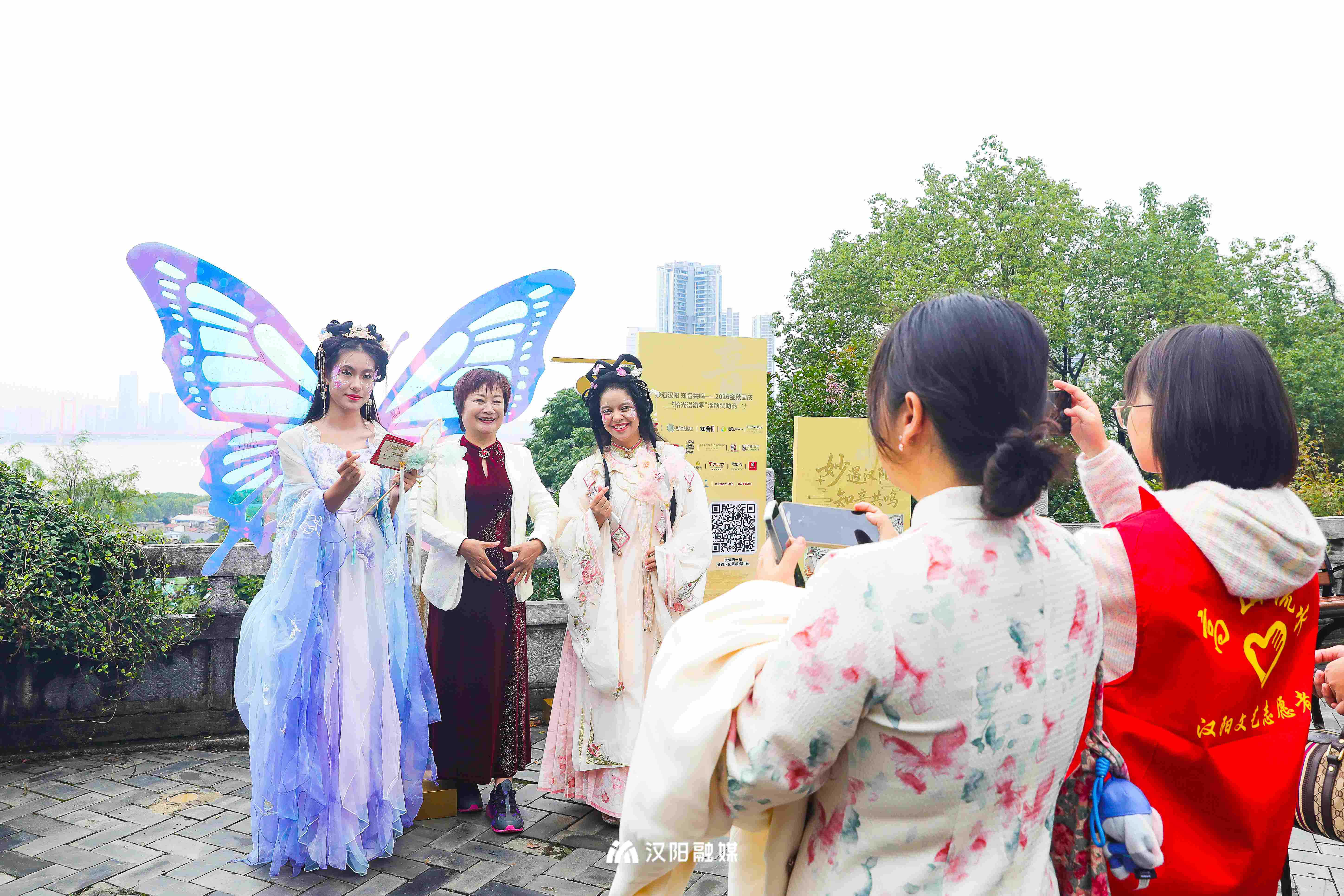 十一節假日期間,遊客在龜山公園與工作人員合照.jpg