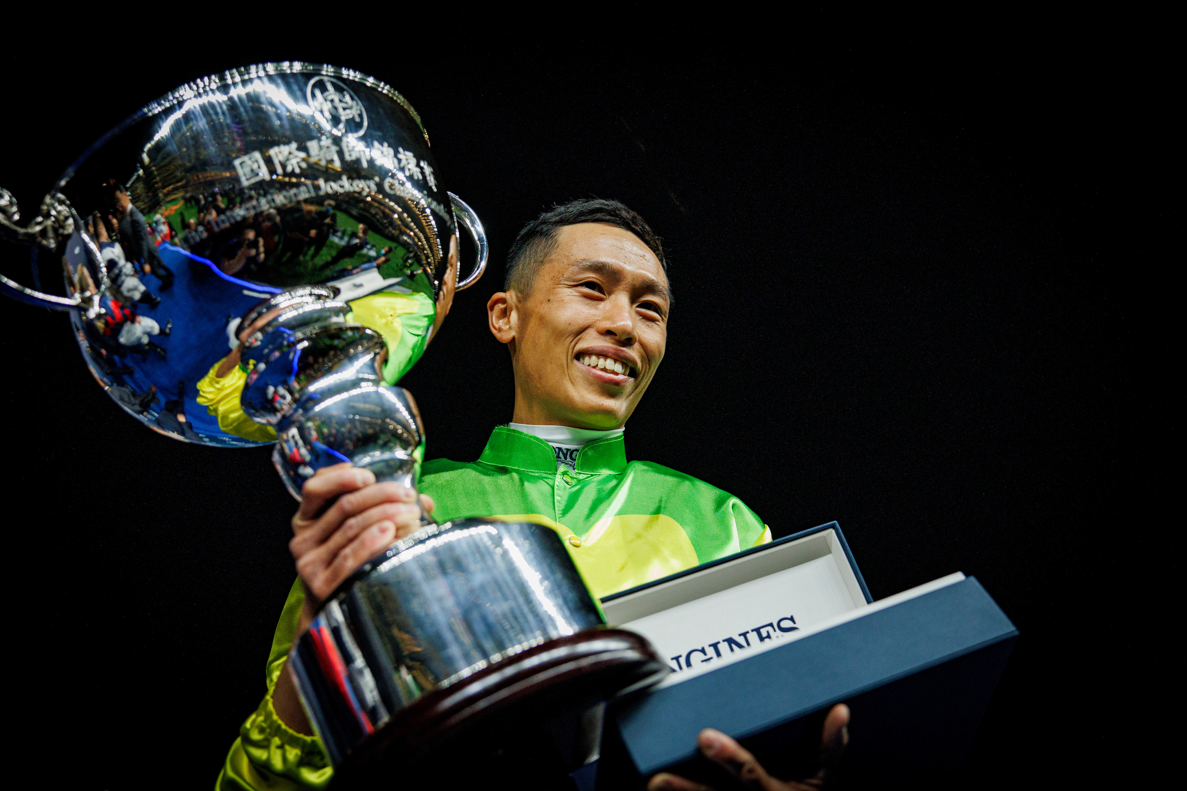 何澤堯於2023年締造歷史,成為香港首位奪得浪琴國際騎師錦標賽冠軍的本地培育騎師。.jpeg