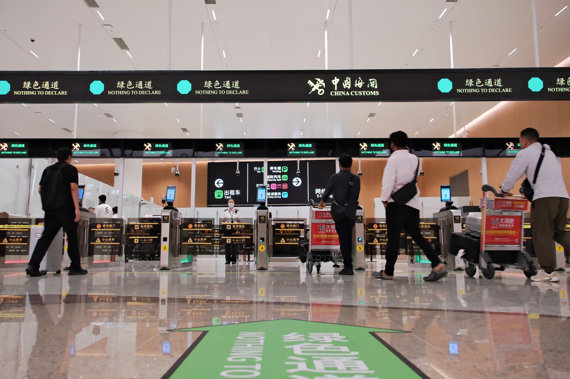 圖為:國慶假期期間,廣州白雲機場海關關員保障進出境旅客高效通關(1).jpg