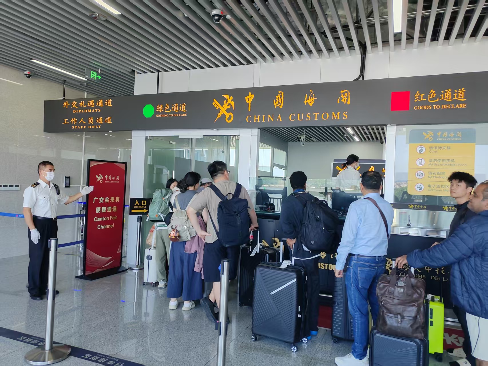 圖為:廣州海關所屬廣州會展中心海關在琶洲港澳客運口岸設立廣交會來賓便捷通道,為進境的廣交會展客商提供便捷通關服務.jpg